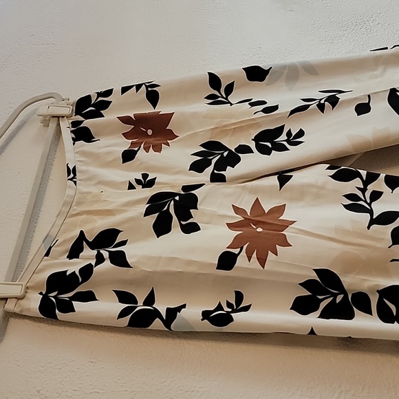 Floral Print Pant - Picture 2 of 9